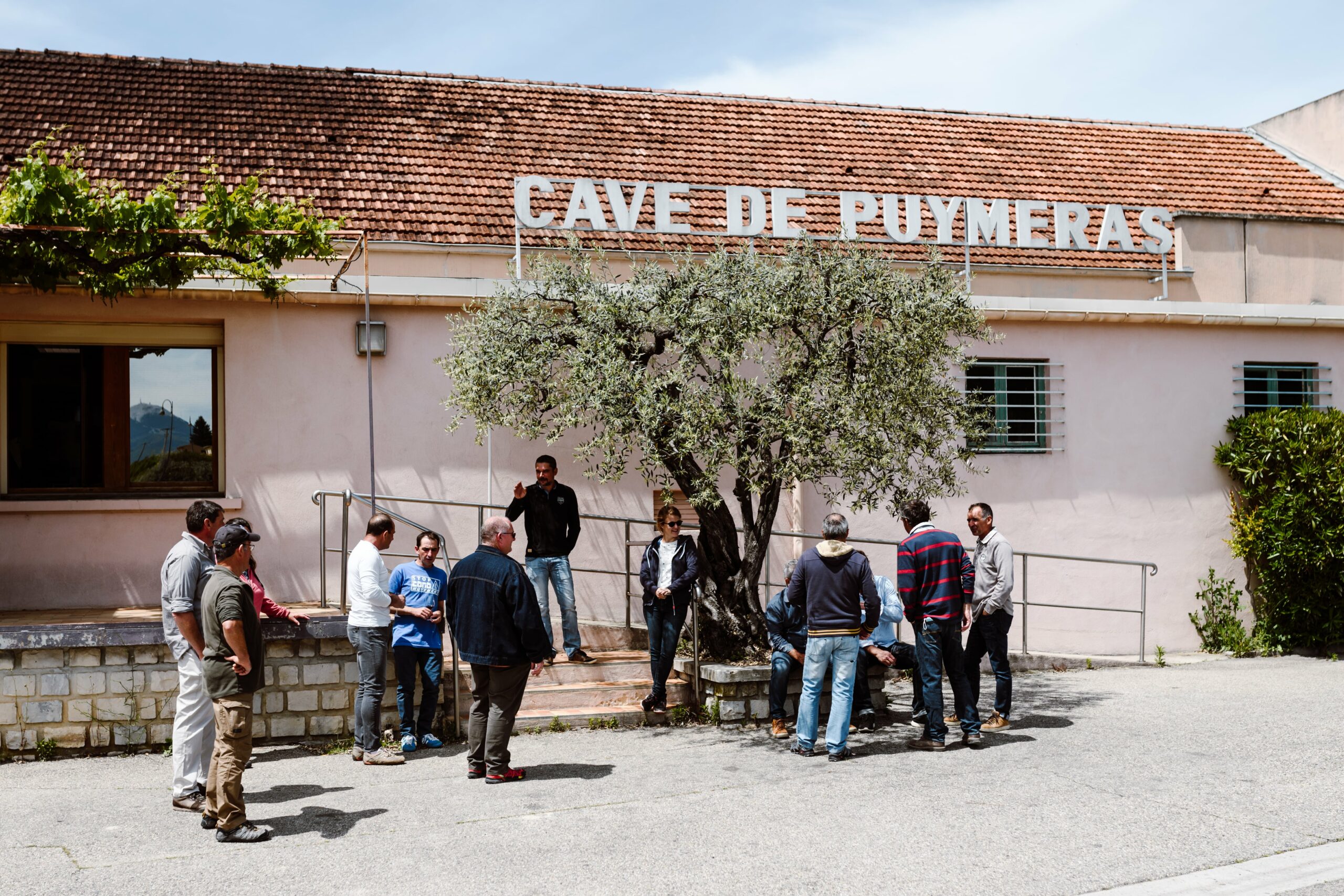 phoo vignerons devant la cave